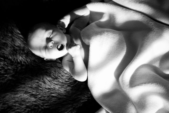 mellex-hochzeitsfotografie-pexels-com-baby-in-white-onesie