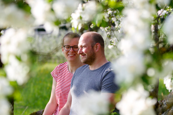 mellex-hochzeitsfotografie-hochzeitspaar-blaue-wand-legere-hochzeitsfotografie