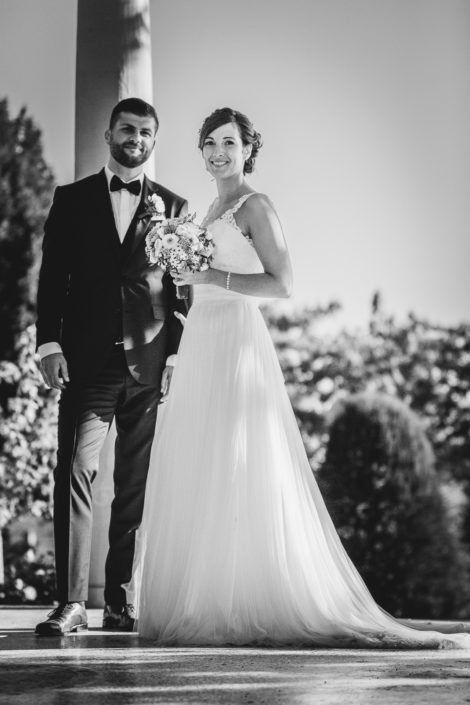 mellex-hochzeitsfotografie-hochzeitspaar-hochzeitsfotografie-marius-lena-blumen-schwarz-weis