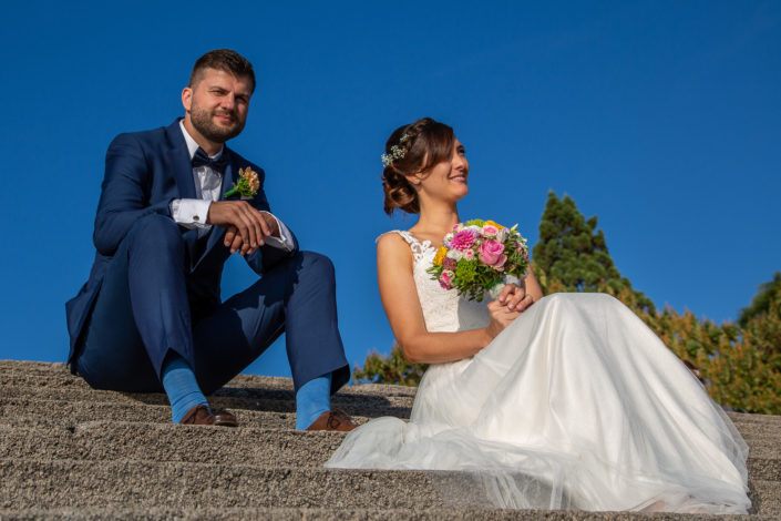 mellex-hochzeitsfotografie-hochzeitspaar-hochzeitsfotografie-marius-lena-blumen-himmel-blau