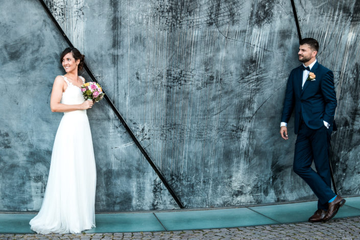 mellex-hochzeitsfotografie-hochzeitspaar-hochzeitsfotografie-marius-lena-gruen-wand-modern